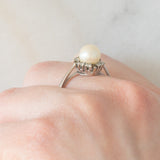 Anello a margherita vintage in oro bianco 14K con perla bianca e diamanti di taglio brillante (0.20ctw ca.), anni ‘60