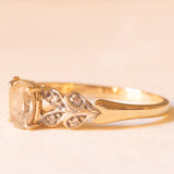 Anello vintage in oro giallo e bianco 9K con zaffiro giallo (1ct ca.) e diamanti, anni ‘60/‘70