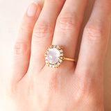 Anello a margherita vintage in oro giallo 18K con pietra di Luna (3.50ct ca.) e diamanti di taglio brillante (0.36ctw ca.), anni ‘70