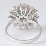 Anello vintage a fiore in oro bianco 18K con smeraldi (0.40ctw ca.) e diamanti di taglio brillante (1.20ctw ca.), anni ‘60/‘70