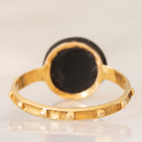 Raro anello rosario antico in oro giallo 18K con onice e perline bianche, fine ‘800/inizio ‘900