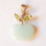 Collana vintage con catenina in oro giallo 9K e con ciondolo a forma di mela in oro giallo 9K con giada verde chiaro e peridoti, anni ‘80
