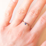 Trilogy antico in oro giallo 9K con zaffiro blu (0.12ct ca.) e zaffiri bianchi, anni ‘10