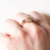 Anello a fiore vintage in oro giallo 8K con paste di vetro bianche e rubini sintetici (0.40ctw ca.), anni ‘50/‘60