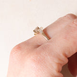 Anello vintage in oro bianco 14K con diamante centrale di taglio marquise (0.25ct ca.) e con diamanti laterali di taglio brillante (0.16ctw ca.), anni ‘70