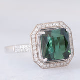 Anello a margherita vintage in oro bianco 18K con tormalina verde (2.80ct) e diamanti (0.40ctw), anni ‘2000