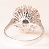 Anello a margherita vintage in oro bianco 18K con zaffiro (1.50ct ca.) e diamanti (0.30ctw ca.), anni ‘70