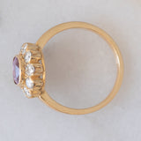 Anello a margherita vintage in oro giallo 18K con zaffiro rosa (1.70ct ca.) e diamanti di taglio brillante (1ctw ca.), anni ‘60/‘70