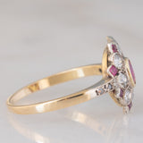 Anello a fiore antico in oro giallo 14K e argento con rubini (0.40ctw ca.) e diamanti di taglio vecchia miniera (0.65ctw ca.), primi del ‘900