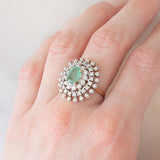 Anello a margherita in oro giallo e bianco o 9K con smeraldo (0.80ct ca.) e diamanti (0.78ctw ca.), anni ‘70