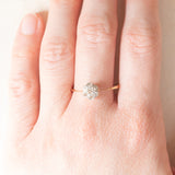 Anello a fiore antico in oro giallo e bianco 14K con diamanti di taglio vecchia miniera (0.14ctw ca.), anni ‘10