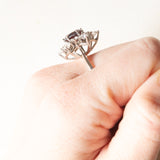 Anello a fiocco di neve vintage in oro bianco 18K con granato (2ct ca.) e diamanti di taglio brillante (1.50ctw ca.), anni ‘80