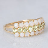 Tripla veretta in oro giallo 14K con peridoti verdi (1ctw ca.) e opali (0.80ctw ca.), anni ‘80