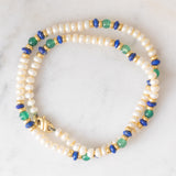 Collana vintage con perle bianche, lapislazzuli, giada verde e con dischi e chiusura in oro giallo 14K, anni ‘70