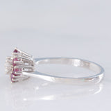 Anello vintage in oro bianco 14K con rubini (0.30ctw ca.) e diamanti di taglio brillante (0.22ctw ca.), anni ‘80