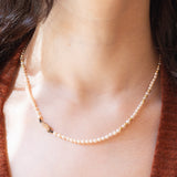 Collana vintage con perle bianche e perline in oro giallo 9K e con chiusura in oro giallo 9K, anni ‘50/‘60