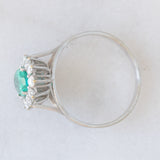 Anello a margherita in oro bianco 18K con smeraldo (1ct ca.) e diamanti di taglio brillante (0.50ctw ca.), anni ‘60