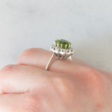 Anello a margherita vintage in oro bianco 14K con peridoto verde (2.60ct ca.) e diamanti di taglio brillante (0.36ctw ca.), anni ‘70/‘80