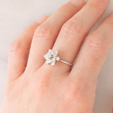 Anello a fiocco di neve vintage in oro bianco 14K con diamanti di taglio brillante (0.71ctw ca.), anni ‘60/‘70