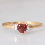 Solitario vintage in oro giallo 9K con granato di taglio a cuore (0.60ct ca.)