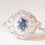 Anello vintage in oro bianco 18K con zaffiro (0.50ct ca.) e diamanti di taglio brillante (0.36ctw ca.), anni ‘50/‘60