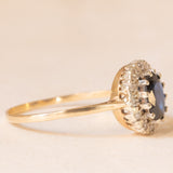 Anello a margherita vintage in oro giallo 9K con zaffiro (1.20ct ca.) e diamanti (0.12ctw ca.), anni ‘80/‘90