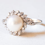 Anello a margherita vintage in oro bianco 18K con perla bianca e diamanti (0.18ctw ca.), anni ‘70