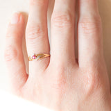 Anello vintage in oro giallo e bianco 18K con rubino sintetico (0.07ct ca.), anni ‘60/‘70