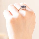 Anello vintage in oro bianco 18K con zaffiri (0.85ctw ca.) e diamanti di taglio brillante (0.40ctw ca.), anni ‘60/‘70