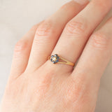 Anello a fiore vintage in oro giallo 9K con zaffiri (0.30ctw ca.) e diamante, anno 1977