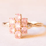 Anello a fiore vintage in oro giallo 10K con zaffiri rosa sintetici (1.20ctw ca.) e zaffiri bianchi, anno 1992