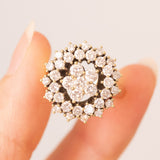 Anello a fiore vintage in oro giallo 18K con diamanti di taglio brillante (1.60ctw ca.), anni ‘60/‘70
