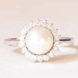 Anello a margherita vintage in oro bianco 14K con perla bianca e diamanti di taglio brillante (0.30ctw ca.), anni ‘50/‘60