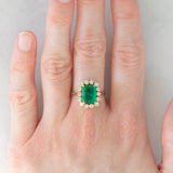 Anello a margherita vintage in oro giallo 18K con smeraldo (1.50ct ca.) e diamanti di taglio brillante (0.56ctw ca.), anni )70/‘80