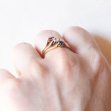 Anello “triplo” antico in oro giallo 14K con pietra imitazione di rubino, diamante di taglio vecchia miniera (0.18ct ca.) e zaffiro, anni ‘10/‘20