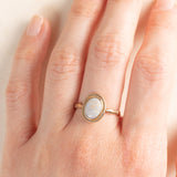 Solitario vintage in oro giallo 9K con opale (1ct ca.), anni ‘70 ca.