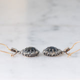 Orecchini pendenti antichi in oro giallo 18K e argento con zaffiri (5ctw ca.) e diamanti di taglio vecchia miniera (1ctw ca.), primi del ‘900