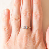 Solitario vintage in oro giallo e bianco 9K con topazio azzurro di taglio a cuore (0.40ct ca.), anni ‘90