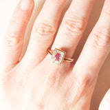 Anello vintage in oro giallo 18K con rubino (0.30ct ca.) e diamanti di taglio carré (0.42ctw ca.), anni ‘80