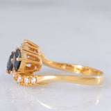 Toi et Moi francese vintage in oro giallo 18K con zaffiri di taglio smeraldo (0.80ct ca.) e diamanti di taglio brillante (0.20ct ca.), anni ‘70