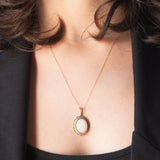 Collana vintage con catenina in oro giallo 9K e con ciondolo in oro giallo 9K con opale (3ct ca.), anni ‘70