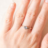 Solitario vintage in oro giallo e bianco 9K con topazio azzurro di taglio a cuore (0.40ct ca.), anni ‘90