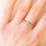 Anello vintage in oro giallo e bianco 9K con paste di vetro azzurre e diamanti, anno 2009