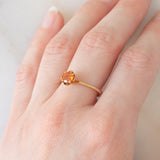 Solitario vintage in oro giallo 9K con zaffiro arancione sintetico (0.56ct)