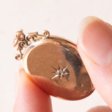 Ciondolo portafoto antico con lamina in oro giallo 9K su metallo e con diamante, anni ‘10/‘20