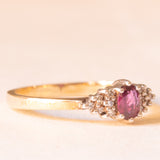 Anello vintage in oro giallo 9K con rubino (0.26ct ca.) e diamanti (0.06ctw ca.), anno 1987