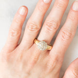 Anello a fiore con fede in oro giallo 14K con diamanti di taglio brillante (1ctw ca.), anni ‘80