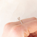 Anello moderno in oro bianco 14K con diamanti di taglio brillante e di taglio baguette (0.15ctw ca.)