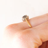 Anello a margherita vintage in oro giallo 9K con zaffiro (0.70ct ca.) e diamanti (0.05ctw ca.), anni '70