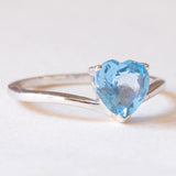 Anello vintage in oro bianco 18K con topazio azzurro di taglio a cuore (1.30ct ca.), anni ‘90